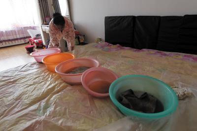 西和楼上漏水，住户失联，小区没物管，业主维权难！律师来支招……